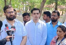 वसंतराव देशमुख यांना अकलूजमध्ये राष्ट्रवादी (शरद पवार) गटाचा ठाम पाठिंबा; नगरपरिषदेच्या पदाधिकाऱ्यांनी बजावला मतदानाचा हक्क