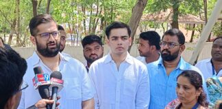 वसंतराव देशमुख यांना अकलूजमध्ये राष्ट्रवादी (शरद पवार) गटाचा ठाम पाठिंबा; नगरपरिषदेच्या पदाधिकाऱ्यांनी बजावला मतदानाचा हक्क