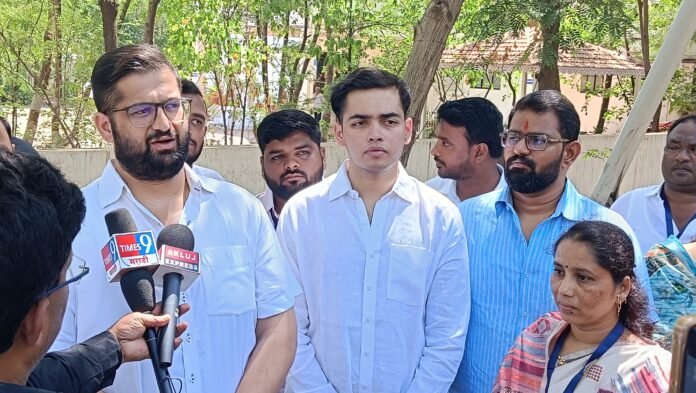 वसंतराव देशमुख यांना अकलूजमध्ये राष्ट्रवादी (शरद पवार) गटाचा ठाम पाठिंबा; नगरपरिषदेच्या पदाधिकाऱ्यांनी बजावला मतदानाचा हक्क