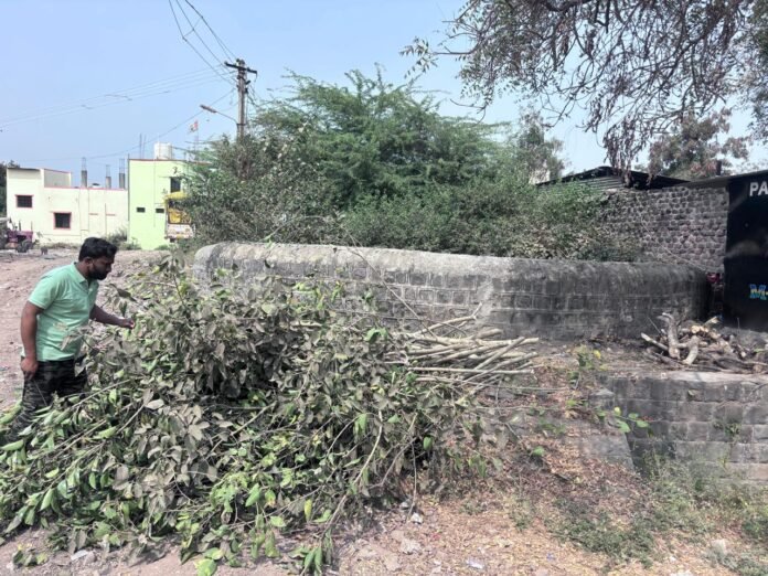 भक्त निवास परिसरातील सार्वजनिक विहिरीला संरक्षण; लोखंडी जाळी बसवून स्वच्छता मोहीम पूर्ण
