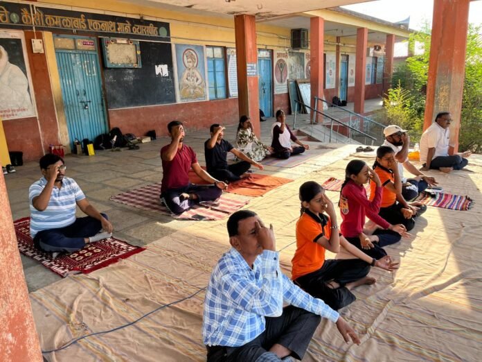 कर्मवीर भाऊराव पाटील विद्यालय, बिजवडी येथे आंतरराष्ट्रीय योग दिन उत्साहात साजरा