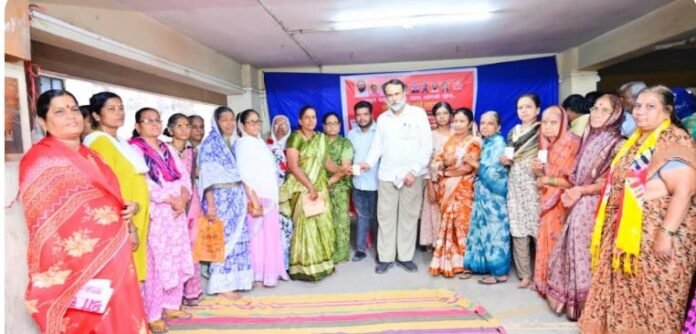 महिला व ज्येष्ठ नागरिकांसाठी NCMC कार्ड वितरण मेळावा उत्साहात; 262 लाभार्थ्यांना कार्डांचे वाटपश्रीमंत संजीवराजे नाईक निंबाळकर यांच्या हस्ते वितरण; लवकरच आधार नोंदणी व दुरुस्ती शिबिराचे आयोजन