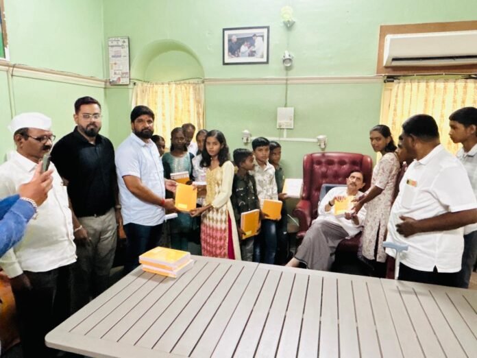 फ . न . प प्रभाग १२ मधील विद्यार्थ्यांसाठी वही वाटप कार्यक्रमाचा उत्साहात शुभारंभ