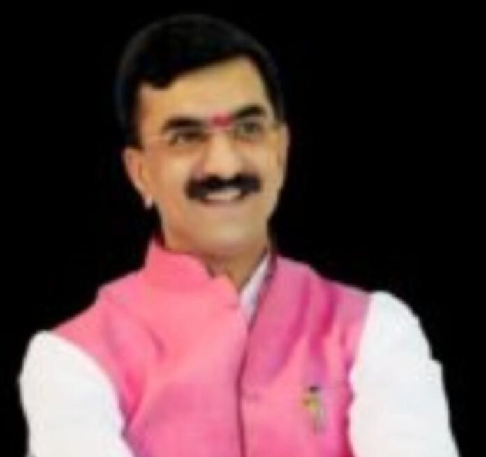 अतिवृष्टीच्या पार्श्वभूमीवर सातारा प्रशासन अलर्ट; संवेदनशील भागातील नागरिकांचे तात्काळ स्थलांतर करा : पालकमंत्री शंभूराज देसाई
