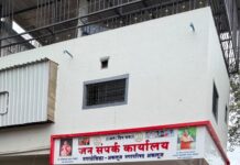 पाणीटंचाईच्या पार्श्वभूमीवर अकलूज प्रभाग क्रमांक १० मध्ये नागरिकांना मोफत आरओ पाणी जार वाटप; नगरसेविका मनिषाताई तिकोटे व नगरसेवक विलास काका क्षीरसागर उद्योजक मोहन तिकोटे यांच्या उपक्रम