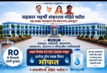 अकलूजच्या नगरसेवक नाना गलांडे, मोहन तिकोटे विलास गायकवाड आणि ओंकार क्षीरसागर यांची आरओ पाणी प्रकल्पाची पाहणी