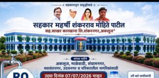 अकलूजच्या नगरसेवक नाना गलांडे, मोहन तिकोटे विलास गायकवाड आणि ओंकार क्षीरसागर यांची आरओ पाणी प्रकल्पाची पाहणी