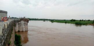 वीर धरणातून पाण्याचा विसर्ग सुरू; अकलूजमधील निरा नदीकाठच्या नागरिकांना सतर्कतेचा इशारा