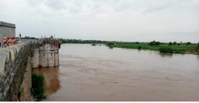 वीर धरणातून पाण्याचा विसर्ग सुरू; अकलूजमधील निरा नदीकाठच्या नागरिकांना सतर्कतेचा इशारा