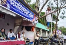 साताऱ्यात रिपब्लिकन सेनेचे अनोखे आंदोलन; प्रशासनाविरोधात तारेवरील कसरत, आत्मदहनाचा इशारा