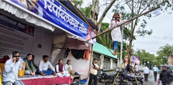 साताऱ्यात रिपब्लिकन सेनेचे अनोखे आंदोलन; प्रशासनाविरोधात तारेवरील कसरत, आत्मदहनाचा इशारा