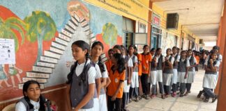 कर्मवीर भाऊराव पाटील विद्यालयात लोकशाहीचा उत्सव; शंभर टक्के विद्यार्थ्यांनी केले मतदान