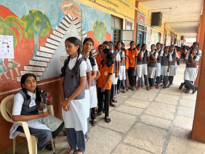 कर्मवीर भाऊराव पाटील विद्यालयात लोकशाहीचा उत्सव; शंभर टक्के विद्यार्थ्यांनी केले मतदान
