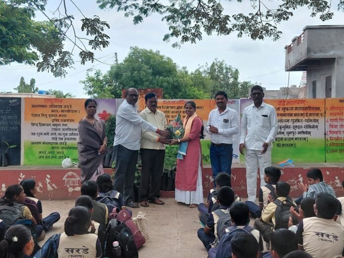 तनिष्का जगताप इयत्ता 8 वी शिष्यवृत्ती परीक्षेत जिल्हास्तरीय गुणवत्ताधारक; क्रांतीसिंह नाना पाटील हायस्कूल व युथ असोसिएशनकडून सत्कार