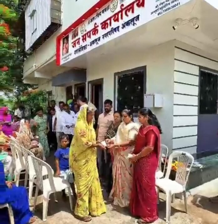 प्रभाग क्रमांक १० मधील लाभार्थ्यांना एसटी सवलत कार्डांचे वितरण संपन्न