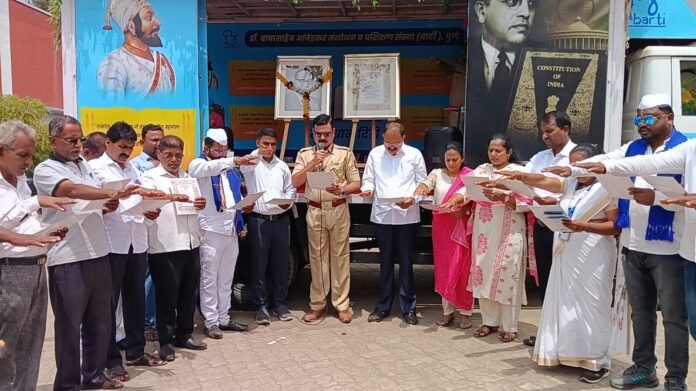 भारतीय संविधानामुळे माझ्या सारखा शेतकर्‍याचा मुलगा ऊच्च पदावर आहे.धन्यकुमार गोडसे उपविभागिय पोलीस अधिकारी फलटण.