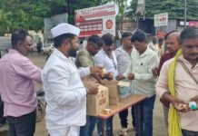 भारतरत्न डॉ. बाबासाहेब आंबेडकर ऑटो रिक्षा संघटनेच्या वतीने माऊलींना ग्लुकोज बिस्किटे व बिसलेरी पाण्याच्या बाटल्यांचे वाटप