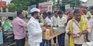 भारतरत्न डॉ. बाबासाहेब आंबेडकर ऑटो रिक्षा संघटनेच्या वतीने माऊलींना ग्लुकोज बिस्किटे व बिसलेरी पाण्याच्या बाटल्यांचे वाटप