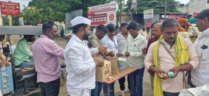 भारतरत्न डॉ. बाबासाहेब आंबेडकर ऑटो रिक्षा संघटनेच्या वतीने माऊलींना ग्लुकोज बिस्किटे व बिसलेरी पाण्याच्या बाटल्यांचे वाटप