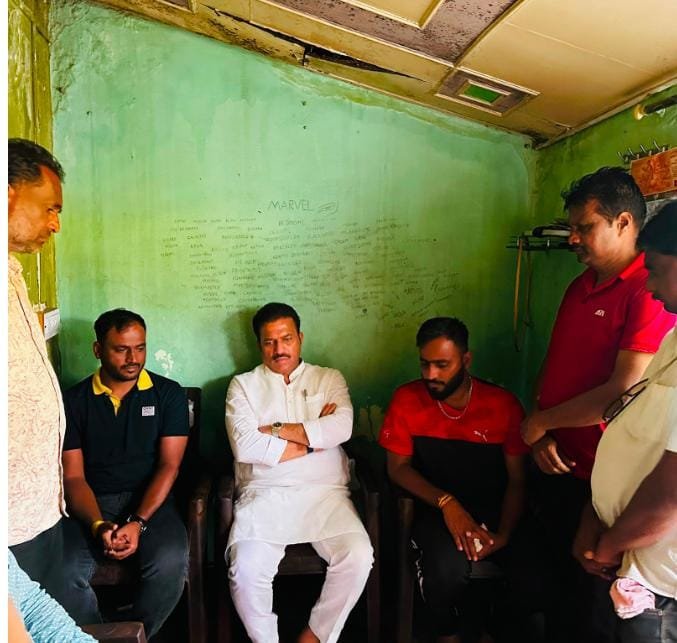राष्ट्रवादीचे ज्येष्ठ कार्यकर्ते नंदकुमार मोरे यांच्या कुटुंबीयांची आ. शशिकांत शिंदे यांनी घेतली भेट; दुःखात सहभागी होत व्यक्त केला आधार राष्ट्रवादीचे ज्येष्ठ कार्यकर्ते नंदकुमार मोरे यांच्या कुटुंबीयांची आ. शशिकांत शिंदे यांनी घेतली भेट; दुःखात सहभागी होत व्यक्त केला आधार