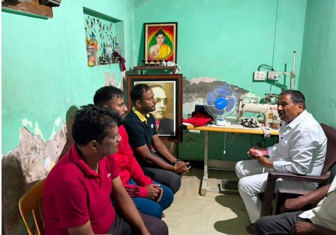 दिवंगत नंदकुमार मोरे यांच्या कुटुंबीयांचे आमदार बापूसाहेब पठारे यांच्याकडून सांत्वन; ‘दुःखाच्या प्रसंगी आम्ही तुमच्या पाठीशी’ दिवंगत नंदकुमार मोरे यांच्या कुटुंबीयांचे आमदार बापूसाहेब पठारे यांच्याकडून सांत्वन; ‘दुःखाच्या प्रसंगी आम्ही तुमच्या पाठीशी’