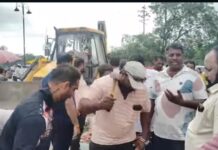 फलटणच्या पालखी मार्गावरील विद्युत पथदिवा भर बाजारात कोसळला; नगरसेवक विकास काकडे, विशाल तेली संदीप चोरमले व पालिका कर्मचारी तातडीने घटनास्थळी दाखल