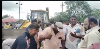 फलटणच्या पालखी मार्गावरील विद्युत पथदिवा भर बाजारात कोसळला; नगरसेवक विकास काकडे, विशाल तेली संदीप चोरमले व पालिका कर्मचारी तातडीने घटनास्थळी दाखल