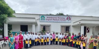 विश्वासराव रणसिंग इंग्लिश मीडियम स्कूलमध्ये गुरुपौर्णिमा उत्साहात साजरी; बालचमूंकडून आजी-आजोबांचे पद्यपूजन
