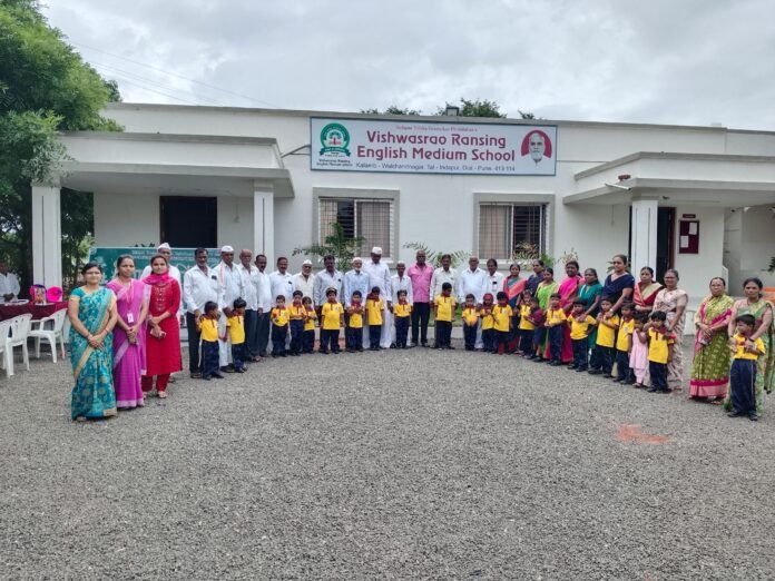 विश्वासराव रणसिंग इंग्लिश मीडियम स्कूलमध्ये गुरुपौर्णिमा उत्साहात साजरी; बालचमूंकडून आजी-आजोबांचे पद्यपूजन