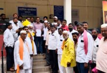 धनगर समाजाला एसटी आरक्षण व मेंढपाळांच्या संरक्षणासाठी सकल धनगर समाजाचे फलटण तहसीलदारांना निवेदन