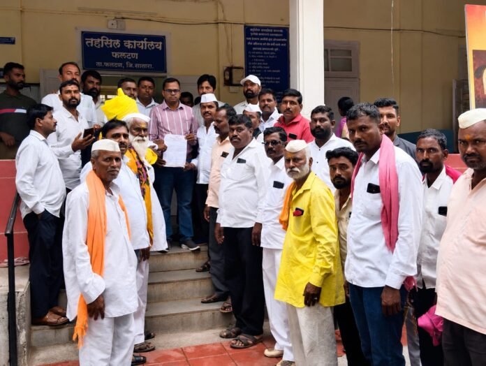 धनगर समाजाला एसटी आरक्षण व मेंढपाळांच्या संरक्षणासाठी सकल धनगर समाजाचे फलटण तहसीलदारांना निवेदन