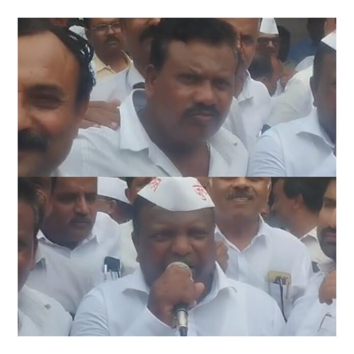 शाळा बंद आंदोलनाला शिक्षकांचा उत्स्फूर्त प्रतिसाद; सरकारने मागण्यांची तातडीने दखल घ्यावी असे कास्ट्राईब शिक्षक संघटनेचे धनसिंग सोनावणे, संजय खरात