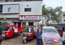अन्नपूर्णा बहुउद्देशीय संस्थेकडून अकलूजच्या प्रभाग क्रमांक १० मध्ये पाणीटंचाईवर दिलासा; ७०० पाणी जारांचे वाटप