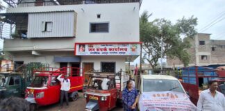 अन्नपूर्णा बहुउद्देशीय संस्थेकडून अकलूजच्या प्रभाग क्रमांक १० मध्ये पाणीटंचाईवर दिलासा; ७०० पाणी जारांचे वाटप