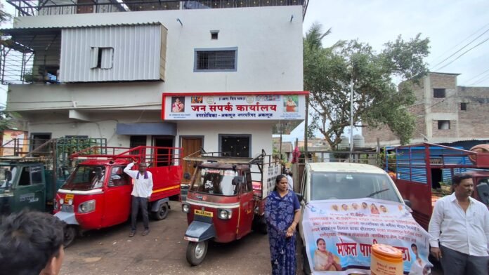 अन्नपूर्णा बहुउद्देशीय संस्थेकडून अकलूजच्या प्रभाग क्रमांक १० मध्ये पाणीटंचाईवर दिलासा; ७०० पाणी जारांचे वाटप