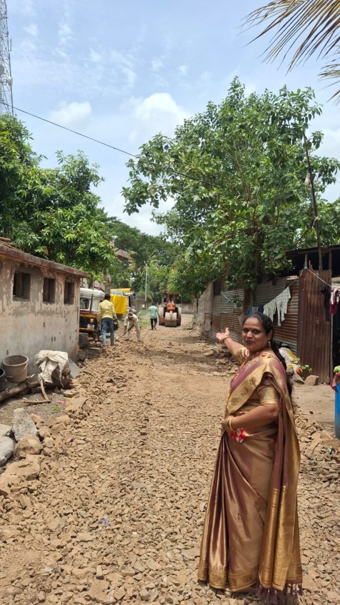 तुकाराम महाराज पालखी मार्गाची युद्धपातळीवर दुरुस्ती; अकलूज नगर परिषदेच्या प्रभाग क्रमांक १० मध्ये मुरूम टाकून रस्ता सुस्थितीत करण्याचे काम वेगात