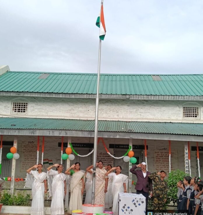 मुधोजी प्राथमिक विद्यामंदिर मध्ये स्वातंत्र्य दिन उत्साहात साजरा . फलटण: 🇮🇳
