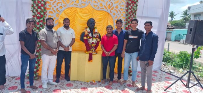 साहित्यसम्राट लोकशाहिर अण्णाभाऊ साठे यांच्या पुतळ्यास विश्वरत्न डॉ. बाबासाहेब आंबेडकर जयंती महोत्सव समिती २०२६ फलटण. यांच्या वतीने अभिवादन.