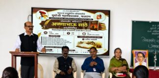 मुधोजी महाविद्यालयात अण्णाभाऊंच्या विचारांचा जागर: ‘लेखन प्रेरणा दिन’ व ‘फकिरा’ वाचनाला विद्यार्थ्यांचा उत्स्फूर्त प्रतिसाद