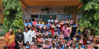 प्रा. रमेश आढाव यांच्या स्मरणार्थ एक लाख वह्यांच्या वाटपाचा संकल्प प्रेरणादायी : मुख्याध्यापक सुपुत्र बं