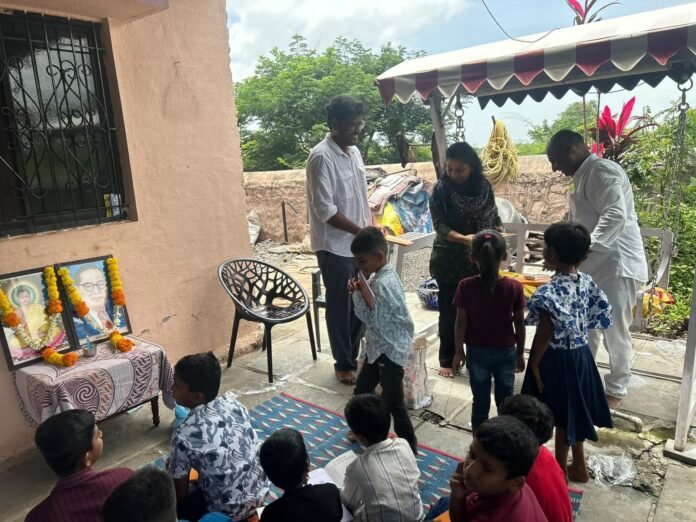 कर्म सिद्धांतावर मार्गदर्शन; धम्ममित्र संस्कार वर्गातील विद्यार्थ्यांना वही वाटप