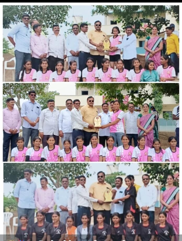 🏐 विद्यालयाच्या शिरपेचात विजयाचा तिहेरी मुकुट; बोराटवाडी विद्यालयाच्या मुलींचे घवघवीत यश
