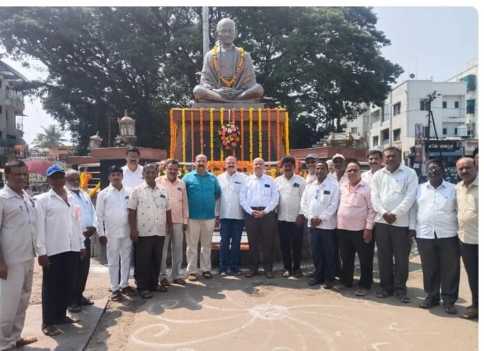 गजानन चौकात गांधीजींच्या पुतळ्यास पुष्पहार; काँग्रेस पदाधिकाऱ्यांची उपस्थिती