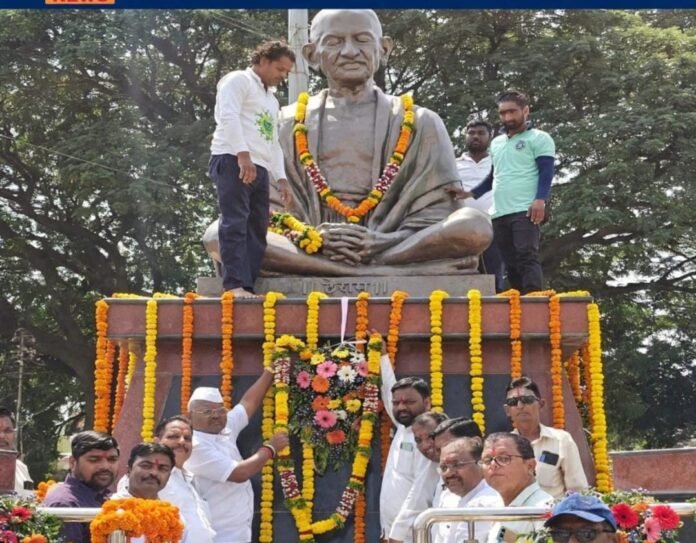 महात्मा गांधी जयंतीनिमित्त फलटण नगरपरिषदेच्या वतीने अभिवादन