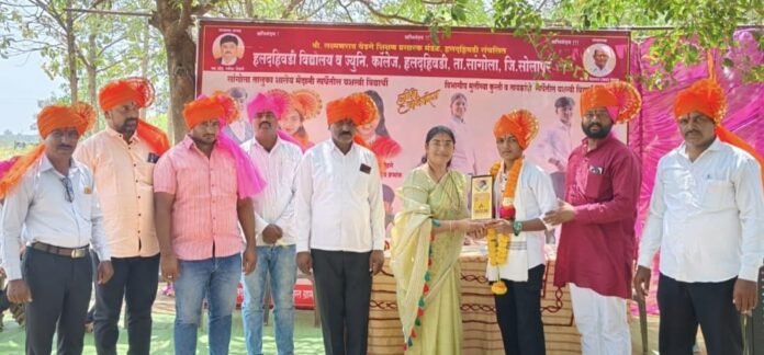 हलदहिवडी विद्यालयातील यशस्वी कुस्तीपटू व मैदानी स्पर्धेतील खेळाडूंचा भव्य सत्कार