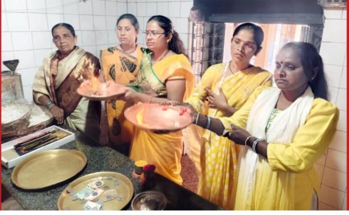 फलटणच्या महिला सफाई कामगारांचा भक्तिमय उपक्रम; महाआरती व महाप्रसादातून एकोप्याचे दर्शन