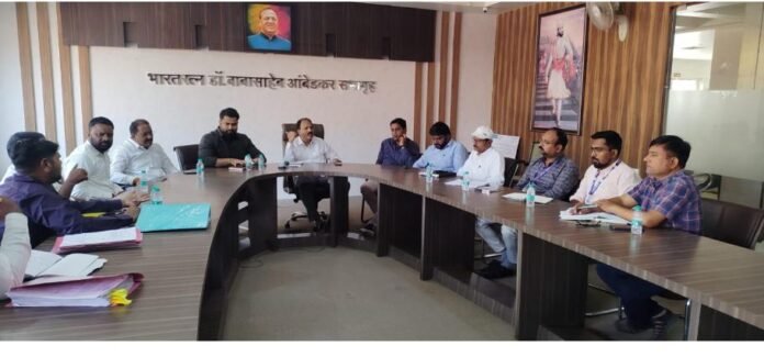 फलटणमध्ये महावितरणच्या मनमानीला चाप! नगरपरिषदेच्या परवानगीशिवाय कामे केल्यास थेट गुन्हे दाखल करण्याचा नगराध्यक्षांचा इशारा