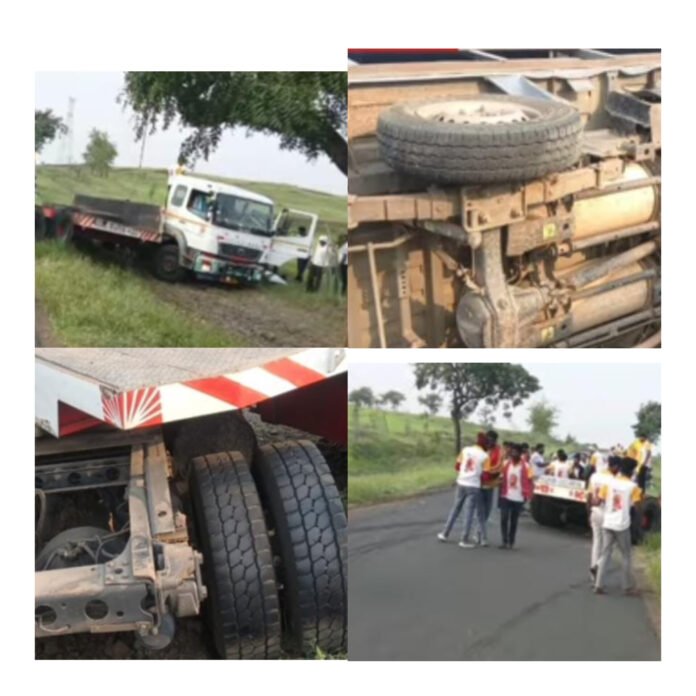 थदाळे येथे रस्त्याच्या कडेला उभ्या सुपर कॅरी गाडीला कंटेनरची जोरदार धडक; पाच मुले गंभीर जखमी!